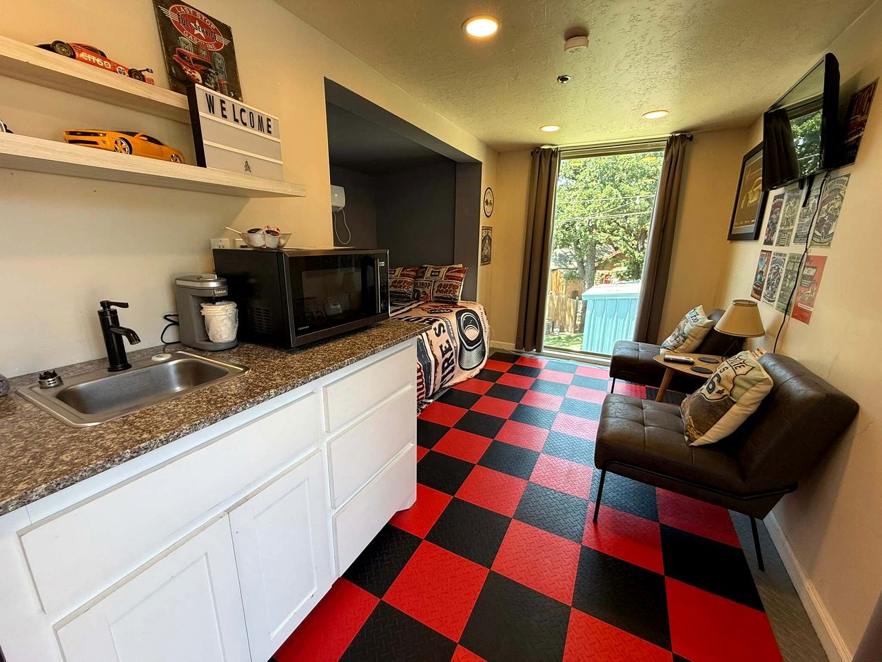 Unique Tiny House Retreat with Rooftop Deck near Cobblestone Shops in Medicine Park, OK