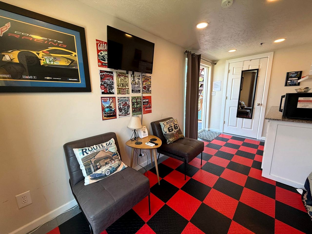 Unique Tiny House Retreat with Rooftop Deck near Cobblestone Shops in Medicine Park, OK