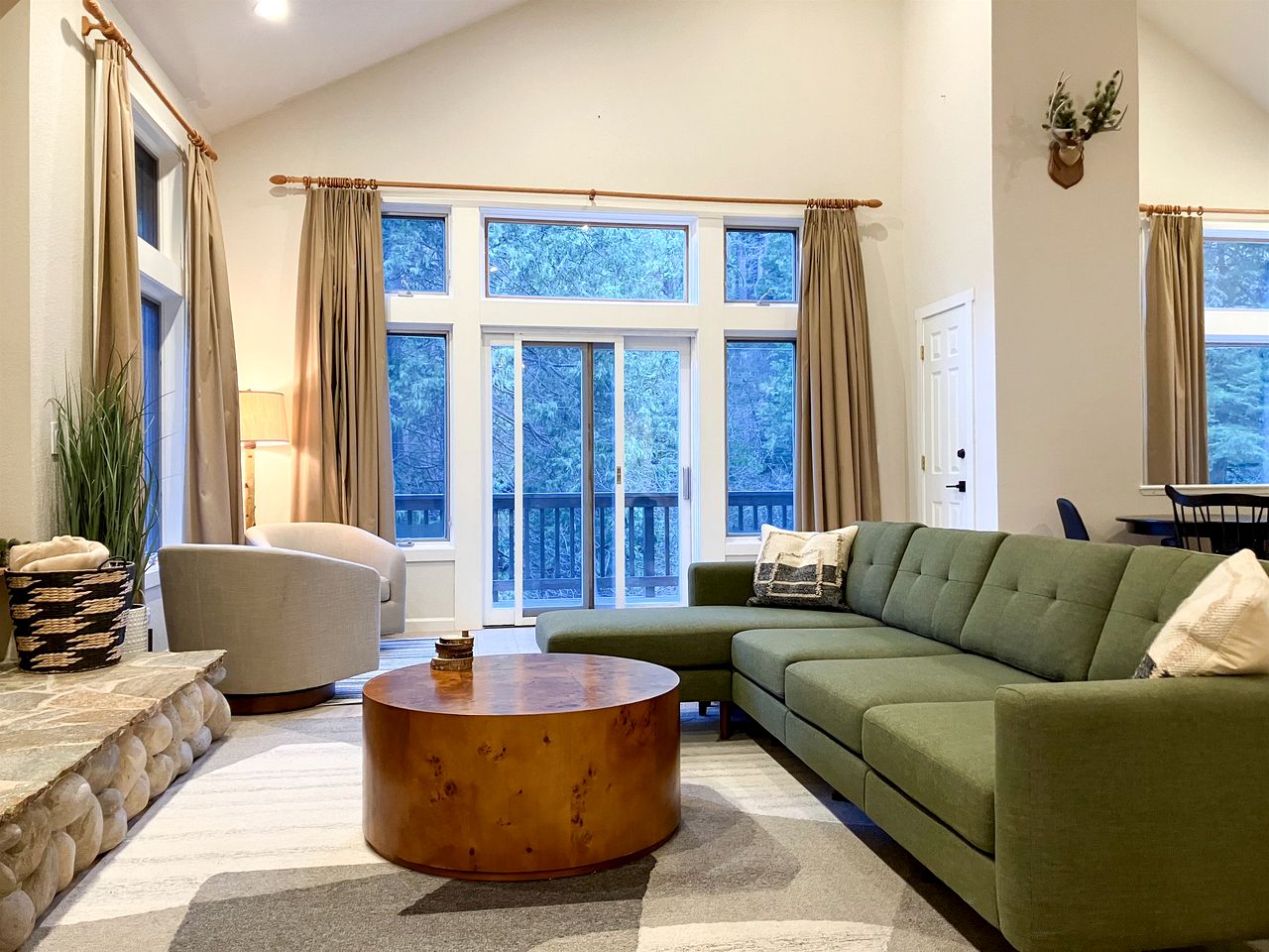 Enchanting Creekside Cabin Retreat near Yosemite National Park in California