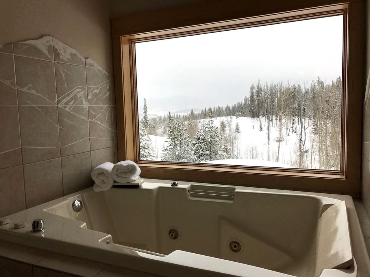 Stunning Mountainside Weekend Getaway on Private Lake near Denver, Colorado