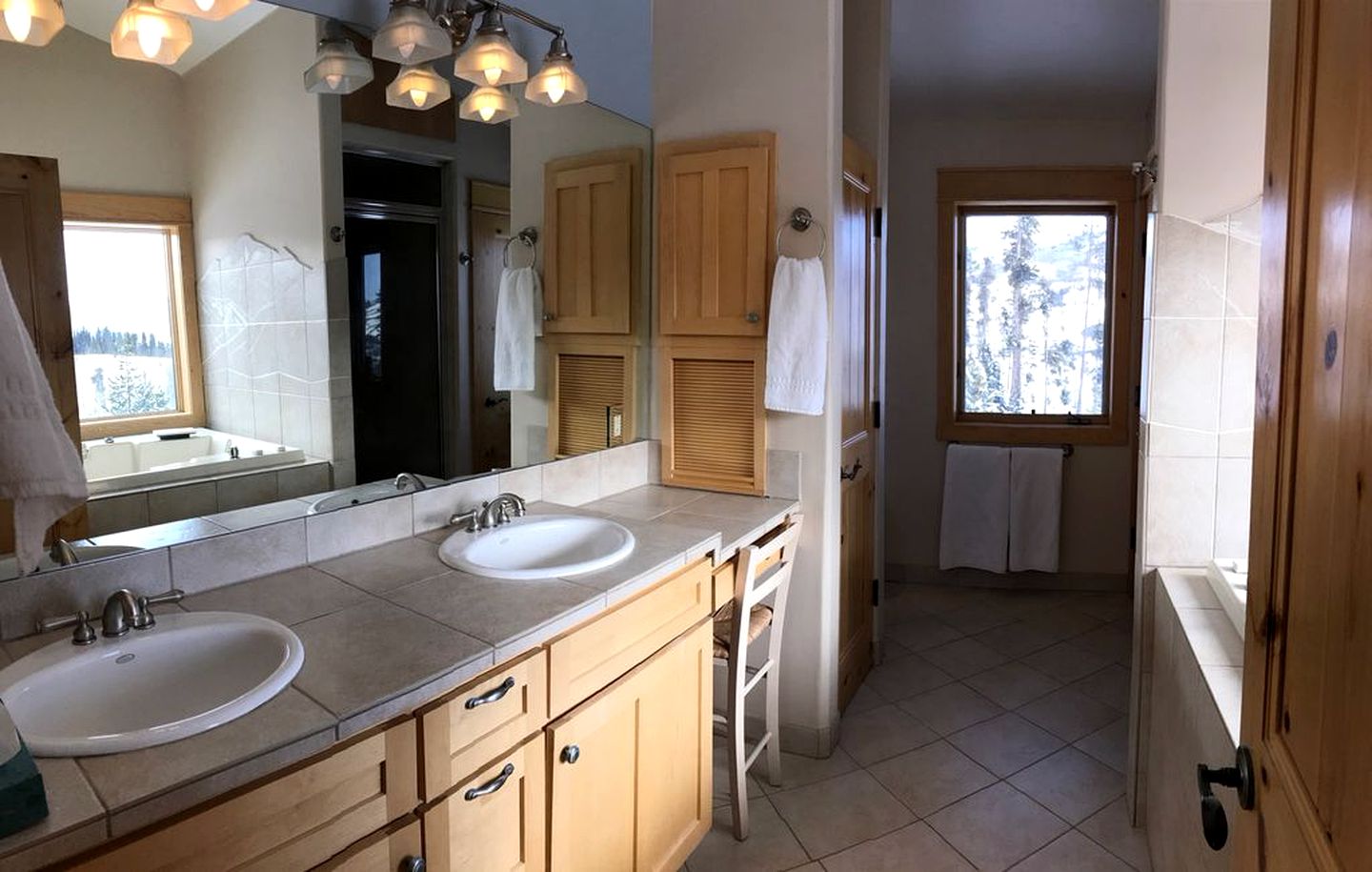 Stunning Mountainside Weekend Getaway on Private Lake near Denver, Colorado