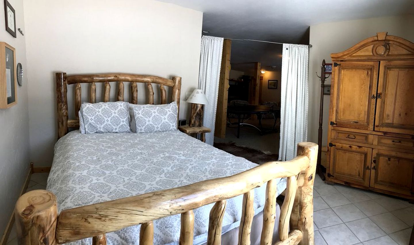 Stunning Mountainside Weekend Getaway on Private Lake near Denver, Colorado