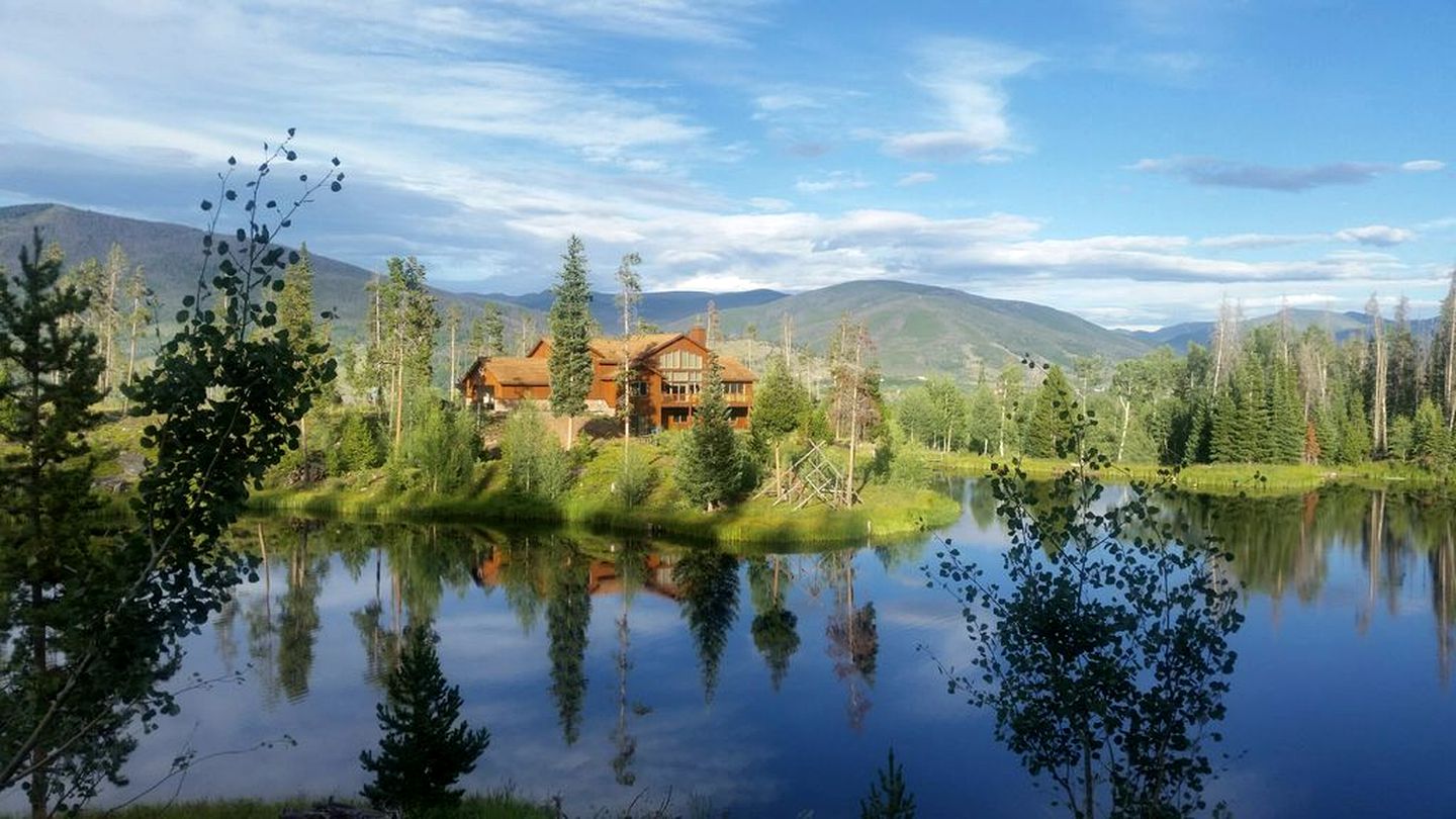 Stunning Mountainside Weekend Getaway on Private Lake near Denver, Colorado