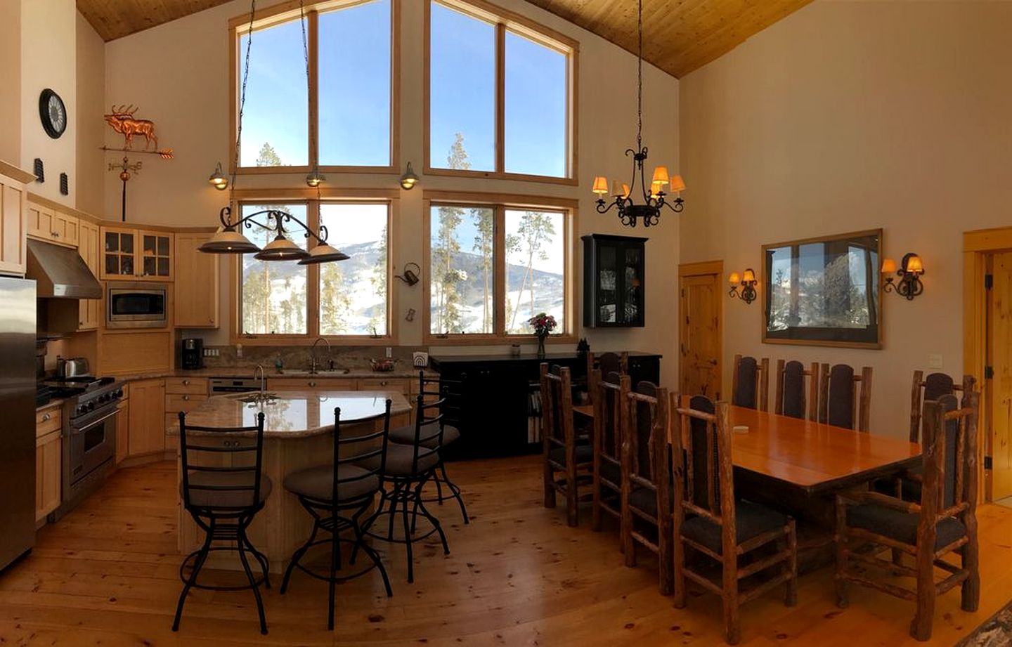 Stunning Mountainside Weekend Getaway on Private Lake near Denver, Colorado