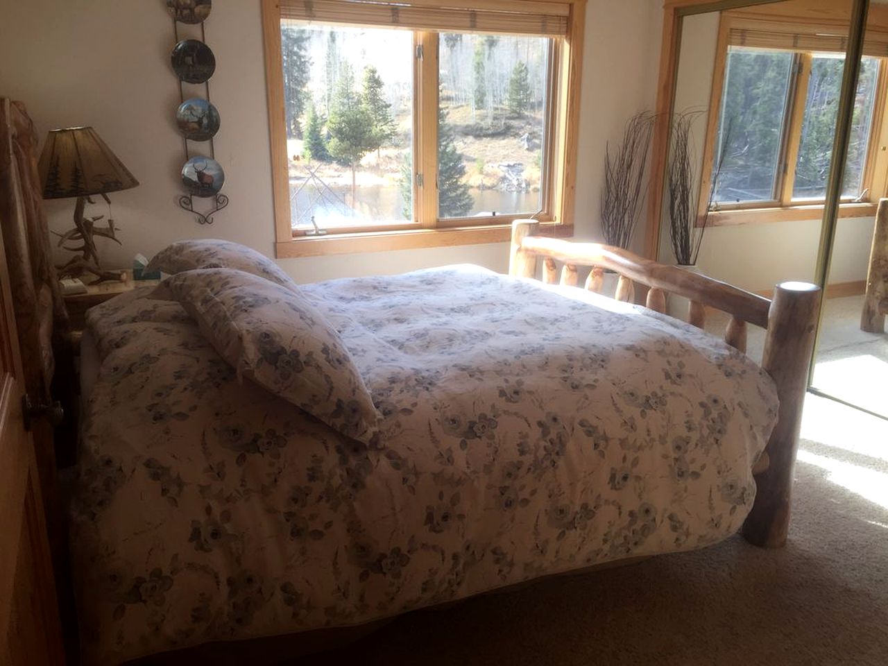 Stunning Mountainside Weekend Getaway on Private Lake near Denver, Colorado