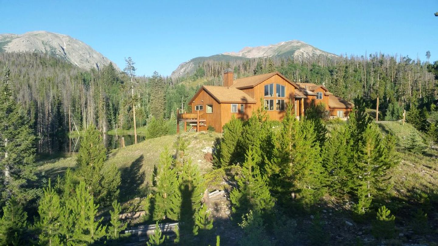 Stunning Mountainside Weekend Getaway on Private Lake near Denver, Colorado