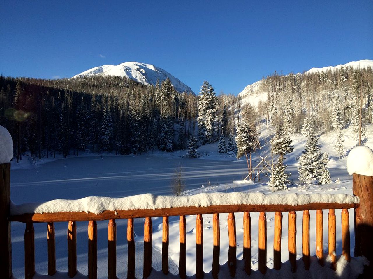 Stunning Mountainside Weekend Getaway on Private Lake near Denver, Colorado