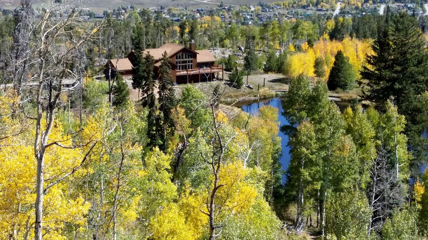 Stunning Mountainside Weekend Getaway on Private Lake near Denver, Colorado