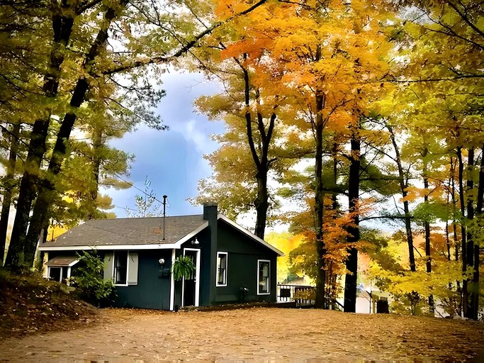 Charming Waterfront Cabins with Hot Tub & Private Beach Access near Traverse City, Michigan