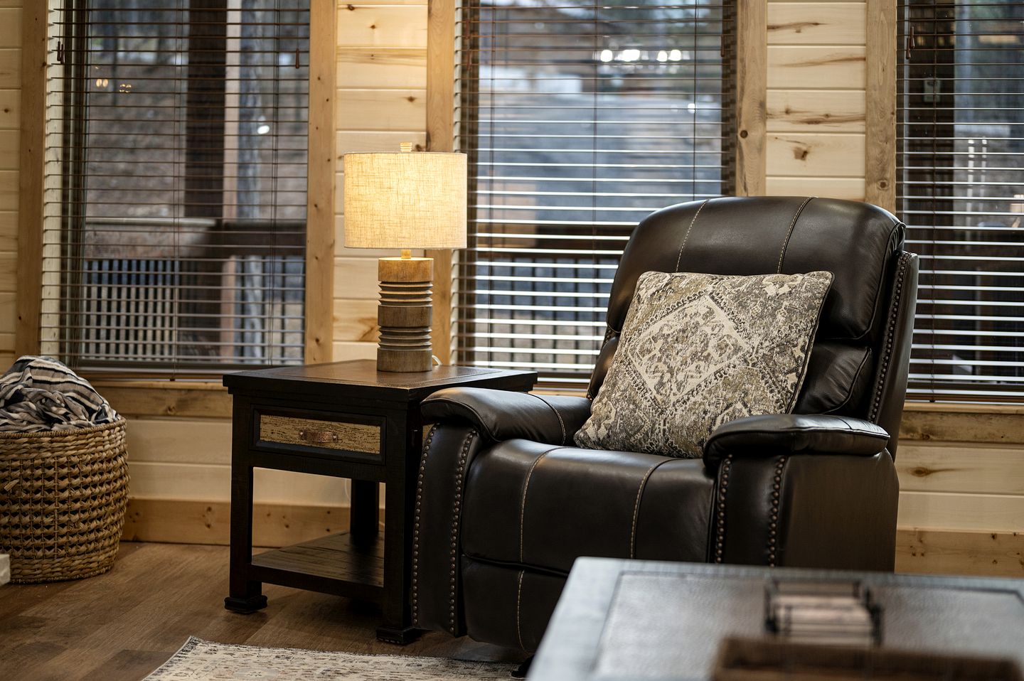 Romantic 1-Bedroom Cabin with Hot Tub, Fireplace & Soaker Tub in Hochatown