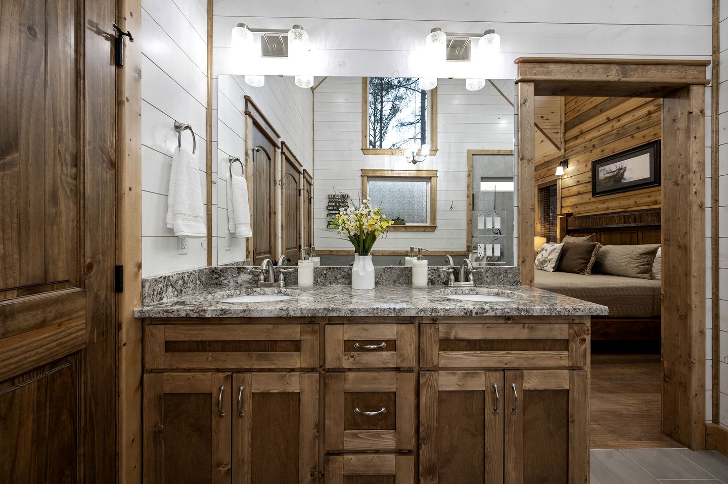 Romantic 1-Bedroom Cabin with Hot Tub, Fireplace & Soaker Tub in Hochatown