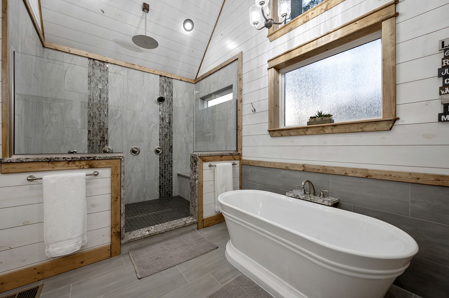 Romantic 1-Bedroom Cabin with Hot Tub, Fireplace & Soaker Tub in Hochatown