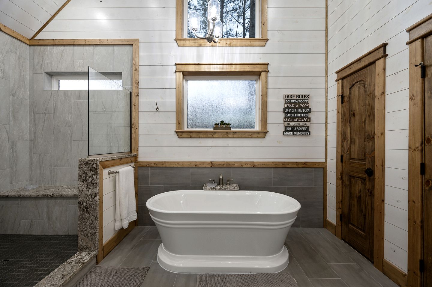 Romantic 1-Bedroom Cabin with Hot Tub, Fireplace & Soaker Tub in Hochatown