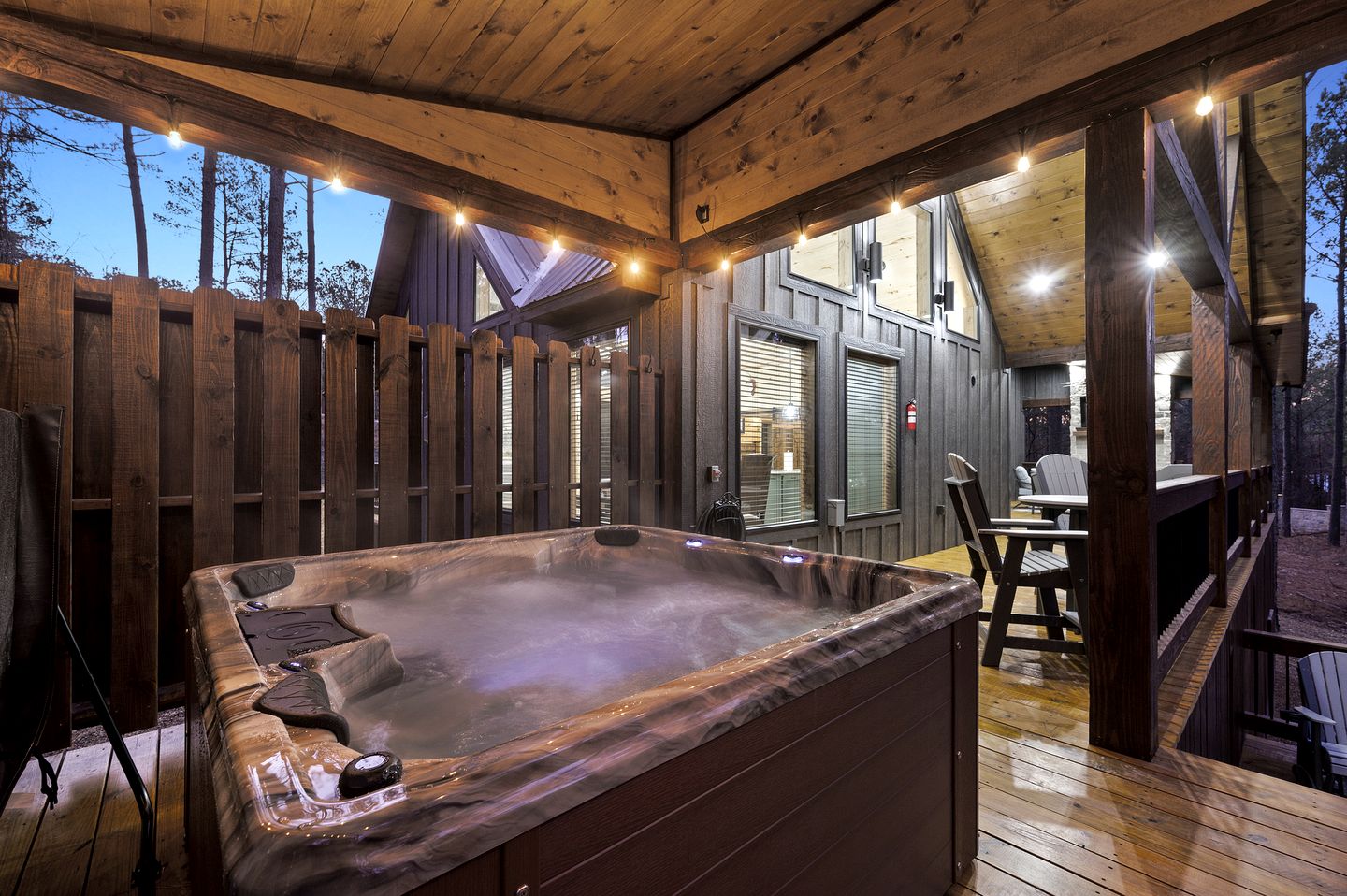 Romantic 1-Bedroom Cabin with Hot Tub, Fireplace & Soaker Tub in Hochatown
