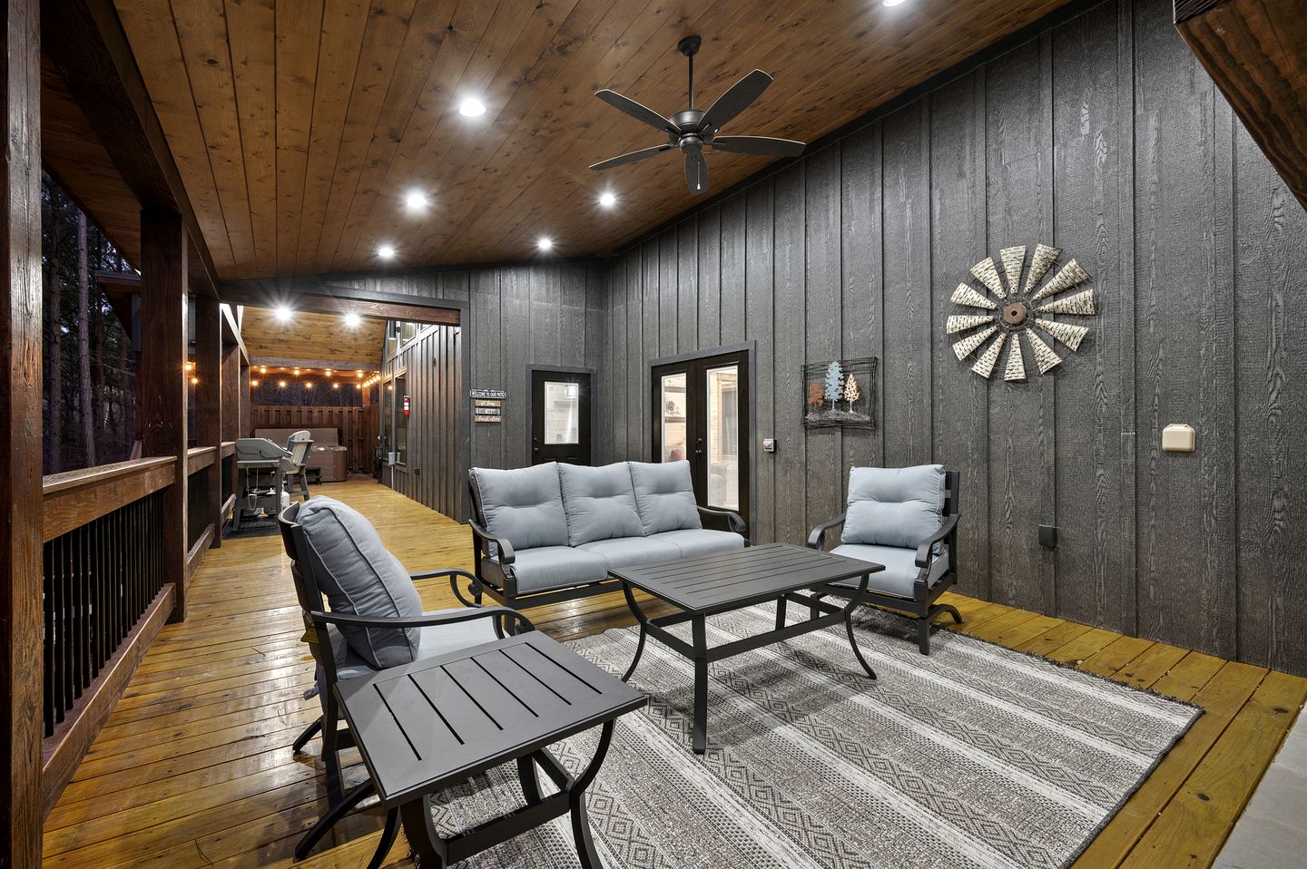 Romantic 1-Bedroom Cabin with Hot Tub, Fireplace & Soaker Tub in Hochatown