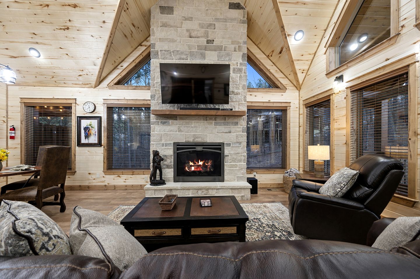 Romantic 1-Bedroom Cabin with Hot Tub, Fireplace & Soaker Tub in Hochatown