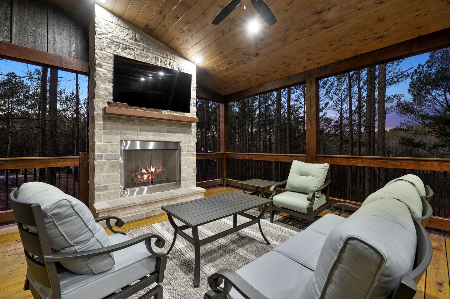 Romantic 1-Bedroom Cabin with Hot Tub, Fireplace & Soaker Tub in Hochatown