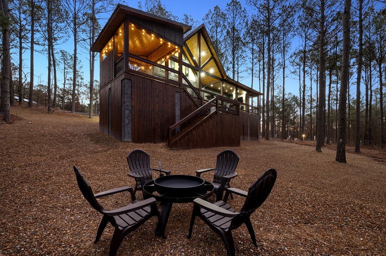 Romantic 1-Bedroom Cabin with Hot Tub, Fireplace & Soaker Tub in Hochatown