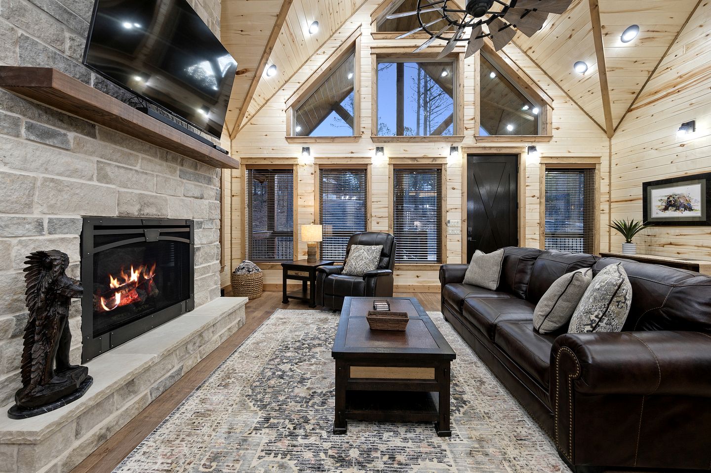 Romantic 1-Bedroom Cabin with Hot Tub, Fireplace & Soaker Tub in Hochatown