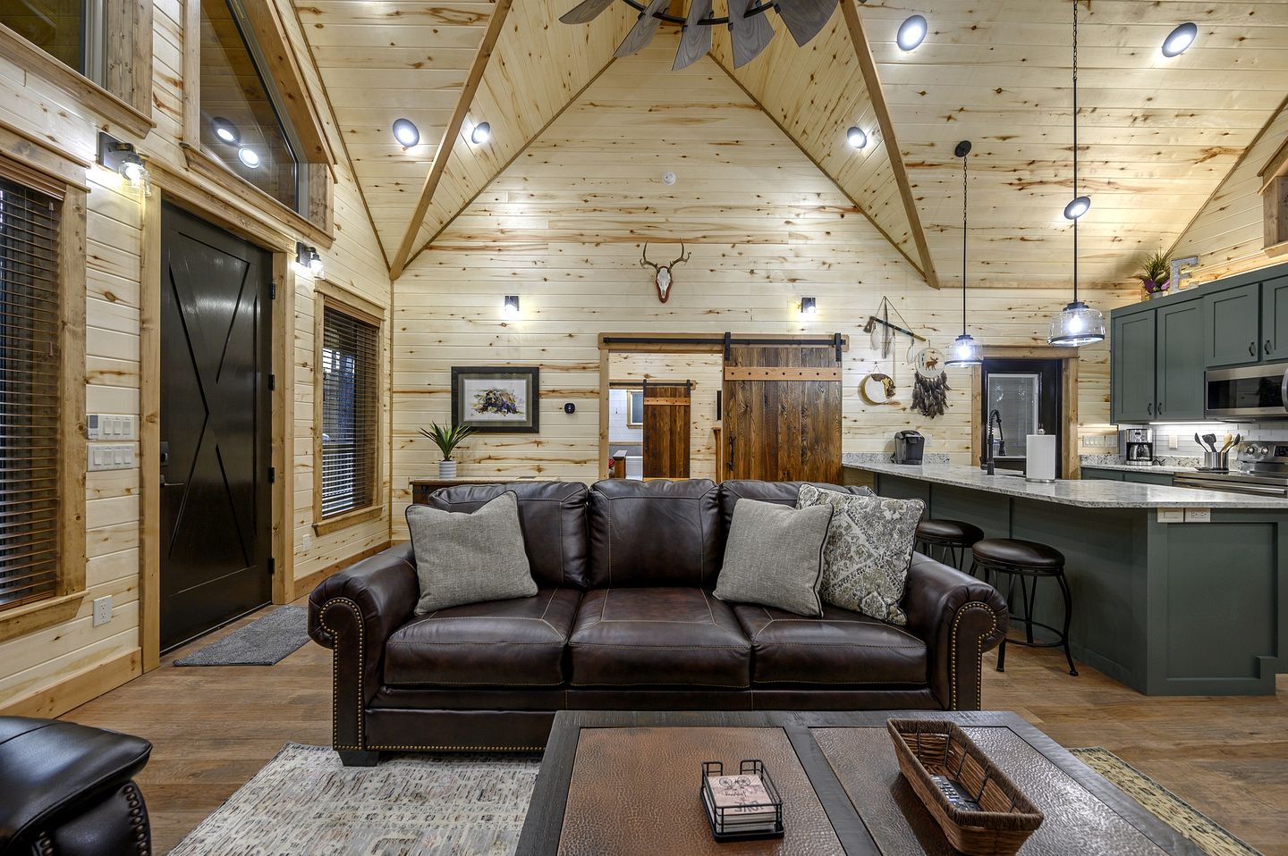 Romantic 1-Bedroom Cabin with Hot Tub, Fireplace & Soaker Tub in Hochatown