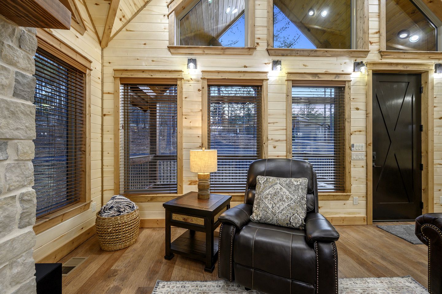 Romantic 1-Bedroom Cabin with Hot Tub, Fireplace & Soaker Tub in Hochatown