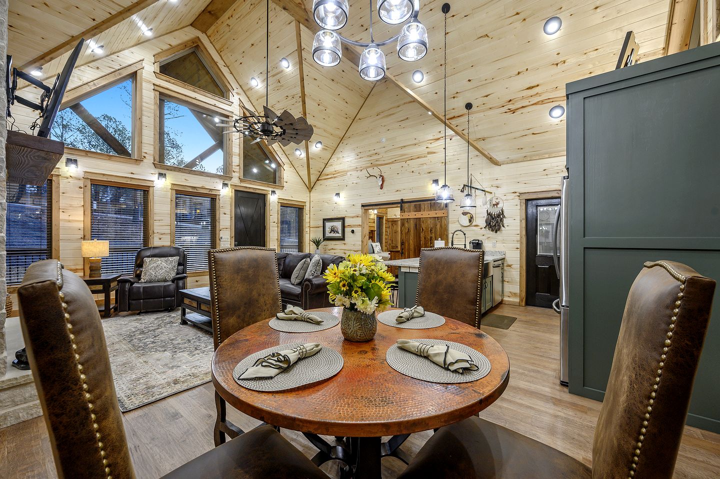 Romantic 1-Bedroom Cabin with Hot Tub, Fireplace & Soaker Tub in Hochatown