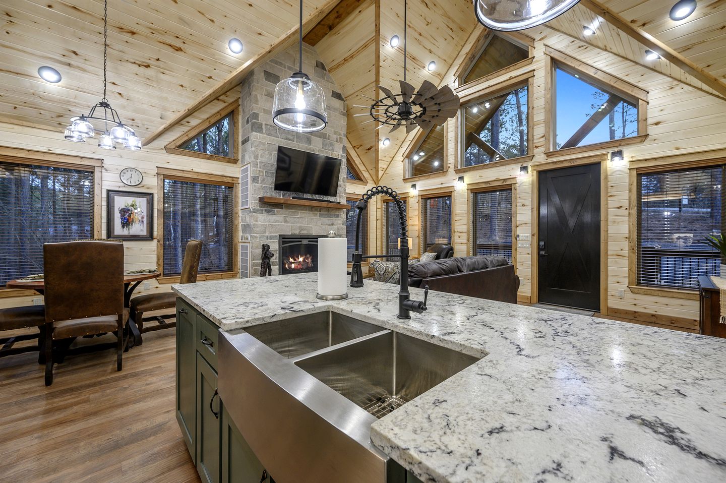 Romantic 1-Bedroom Cabin with Hot Tub, Fireplace & Soaker Tub in Hochatown