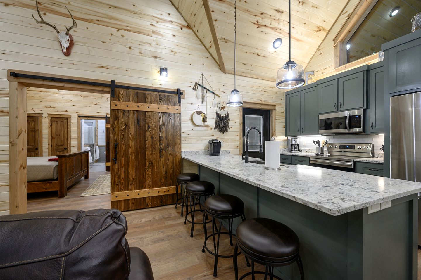 Romantic 1-Bedroom Cabin with Hot Tub, Fireplace & Soaker Tub in Hochatown
