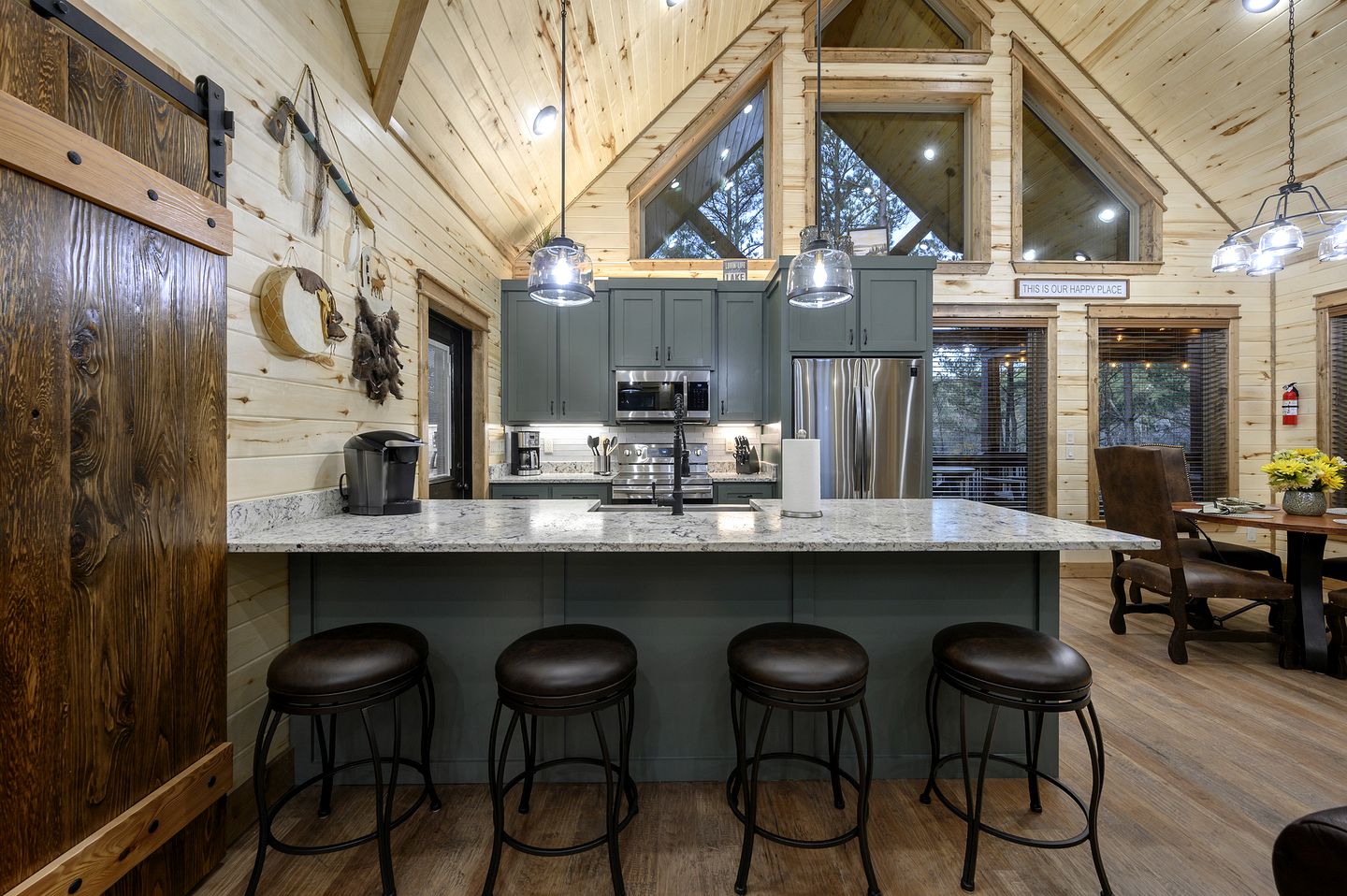 Romantic 1-Bedroom Cabin with Hot Tub, Fireplace & Soaker Tub in Hochatown