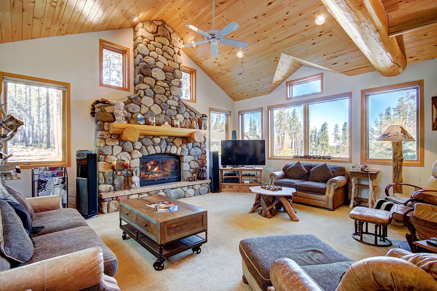 Fantastic Mountain Retreat: Stunning Log Cabin with a Hot Tub in Breckenridge, CO