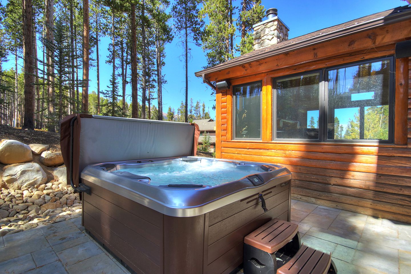 Fantastic Mountain Retreat: Stunning Log Cabin with a Hot Tub in Breckenridge, CO