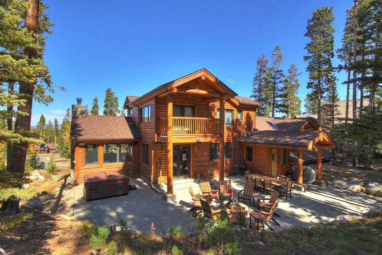 Fantastic Mountain Retreat: Stunning Log Cabin with a Hot Tub in Breckenridge, CO