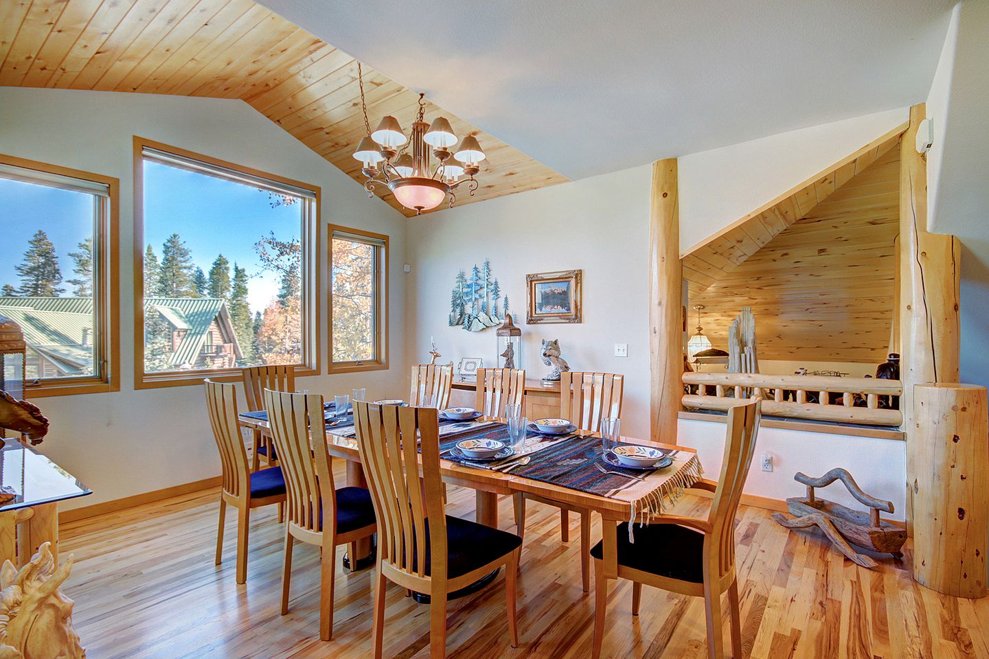 Fantastic Mountain Retreat: Stunning Log Cabin with a Hot Tub in Breckenridge, CO