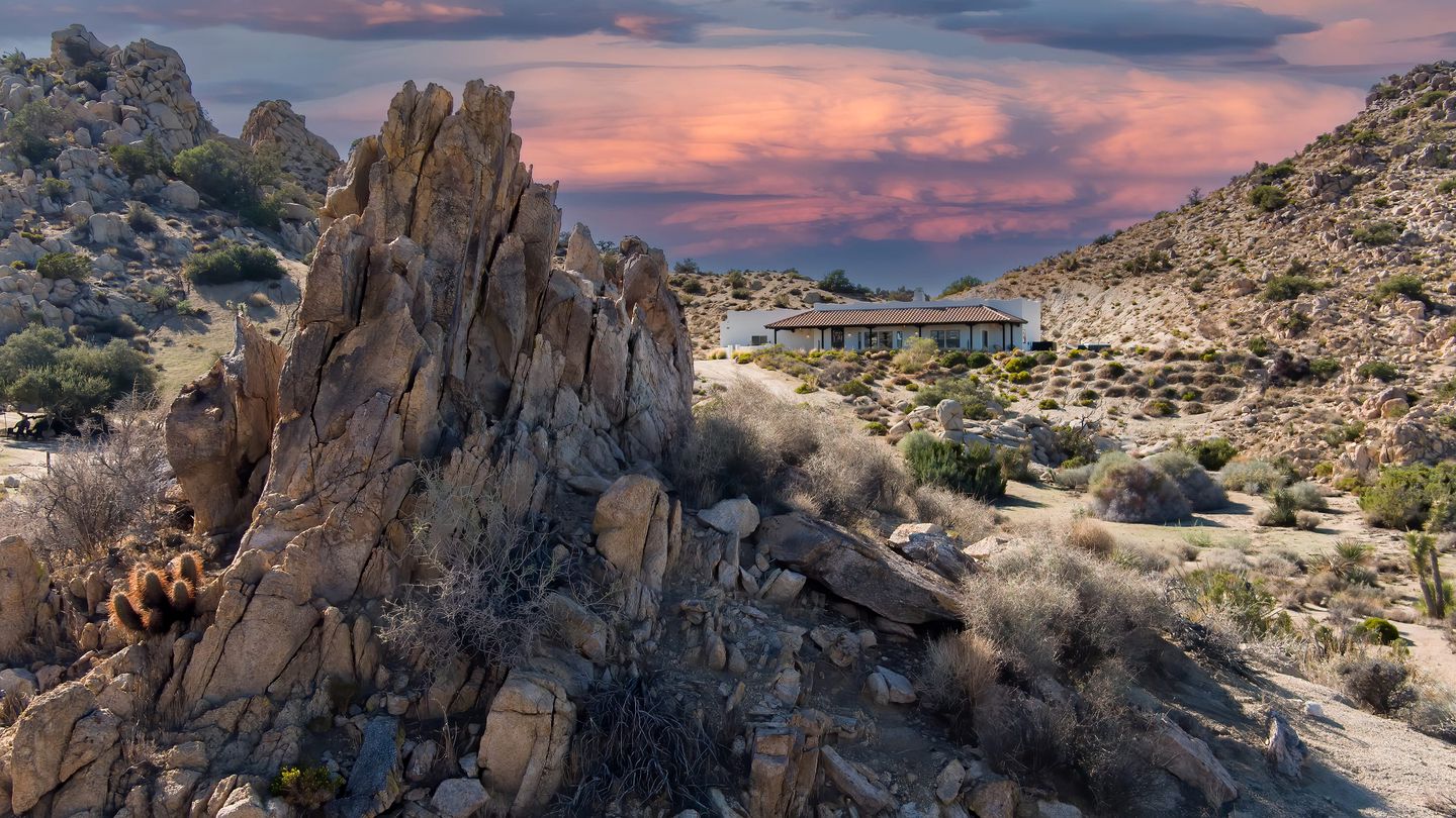 Secluded and Gorgeous Desert Villa in the Heart of Yucca Valley with Private Hot Tub and Views