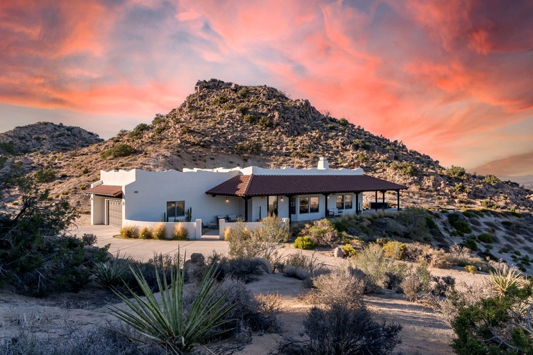 Secluded and Gorgeous Desert Villa in the Heart of Yucca Valley with Private Hot Tub and Views