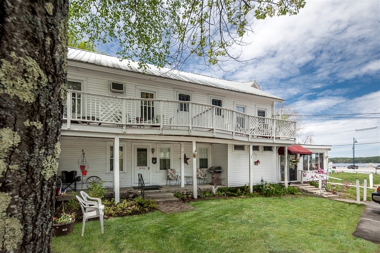 Charming Waterfront Cottage for Romantic Getaway with Easy Beach Access in Naples, Maine