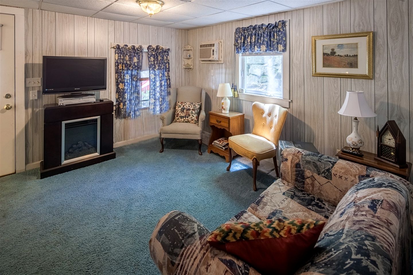 Charming Waterfront Cottage for Romantic Getaway with Easy Beach Access in Naples, Maine