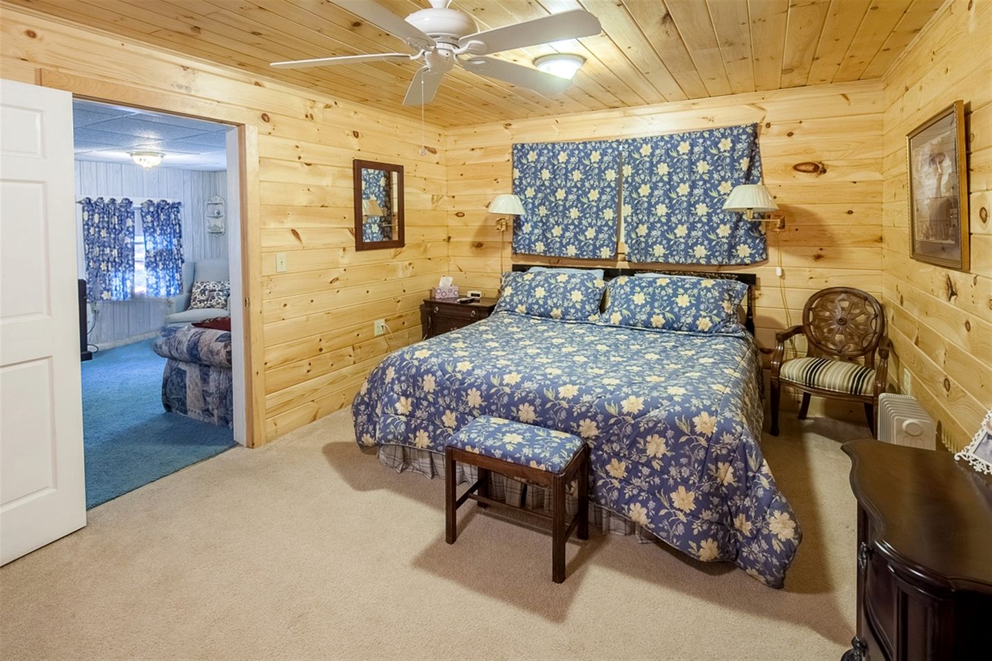 Charming Waterfront Cottage for Romantic Getaway with Easy Beach Access in Naples, Maine