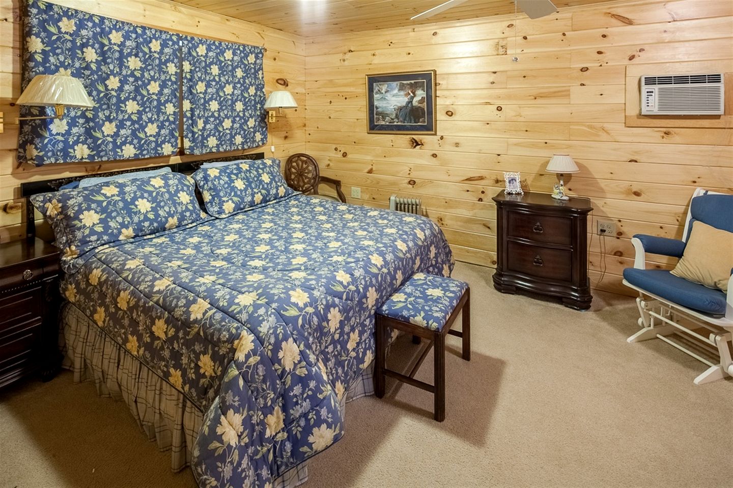 Charming Waterfront Cottage for Romantic Getaway with Easy Beach Access in Naples, Maine