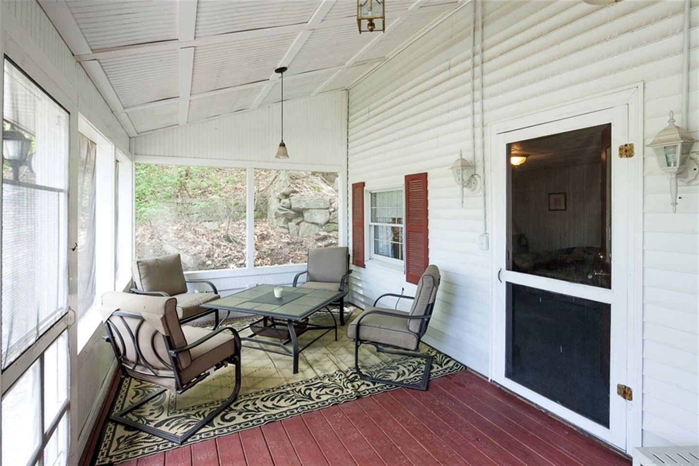 Charming Waterfront Cottage for Romantic Getaway with Easy Beach Access in Naples, Maine