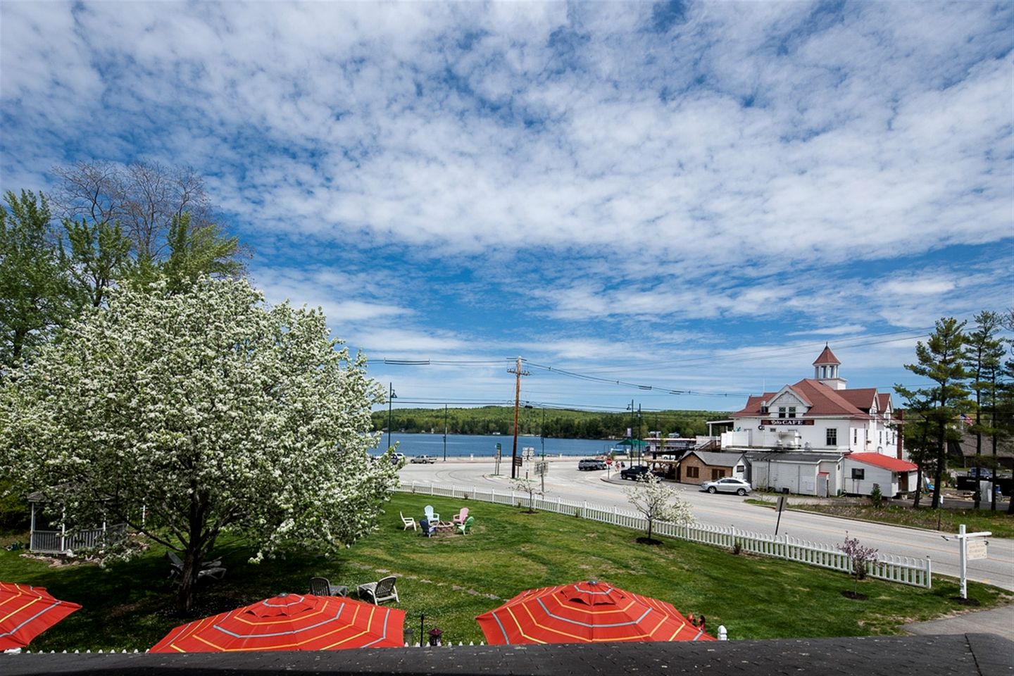Charming Waterfront Cottage for Romantic Getaway with Easy Beach Access in Naples, Maine