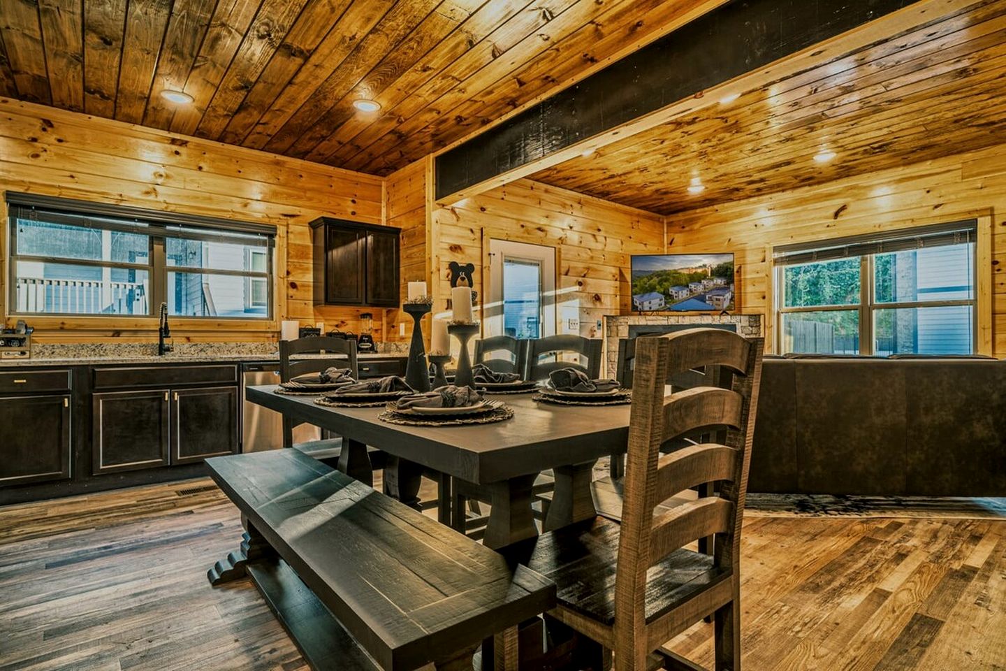 Stylish Pigeon Forge Cabin with Hot Tub & Resort Amenities near Gatlinburg Golf Course, TN