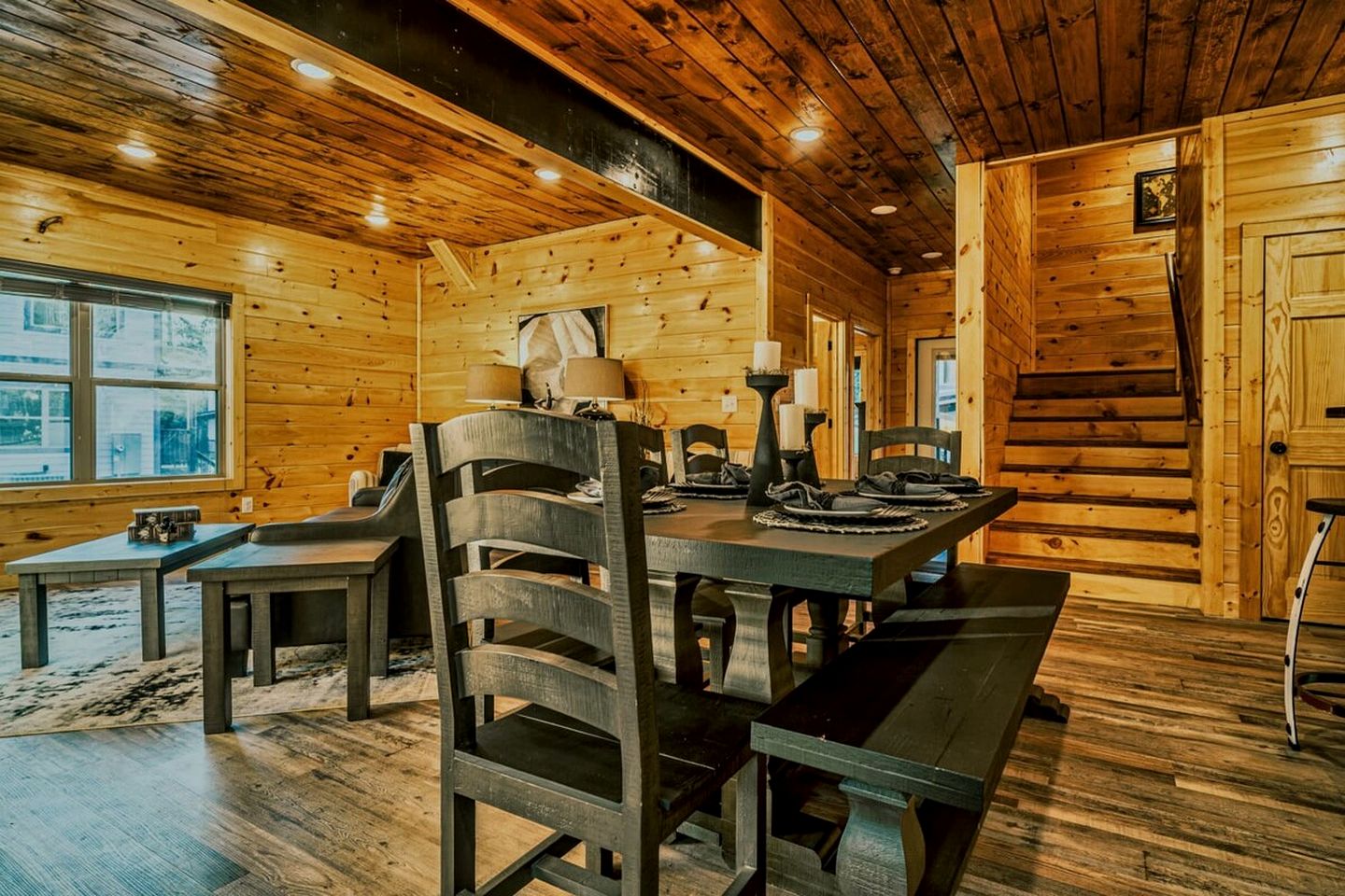 Stylish Pigeon Forge Cabin with Hot Tub & Resort Amenities near Gatlinburg Golf Course, TN
