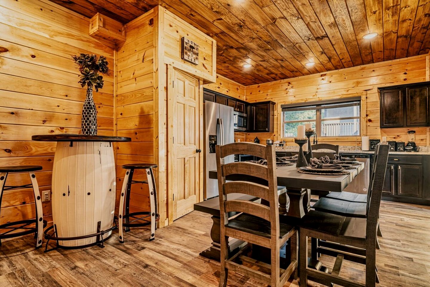 Stylish Pigeon Forge Cabin with Hot Tub & Resort Amenities near Gatlinburg Golf Course, TN
