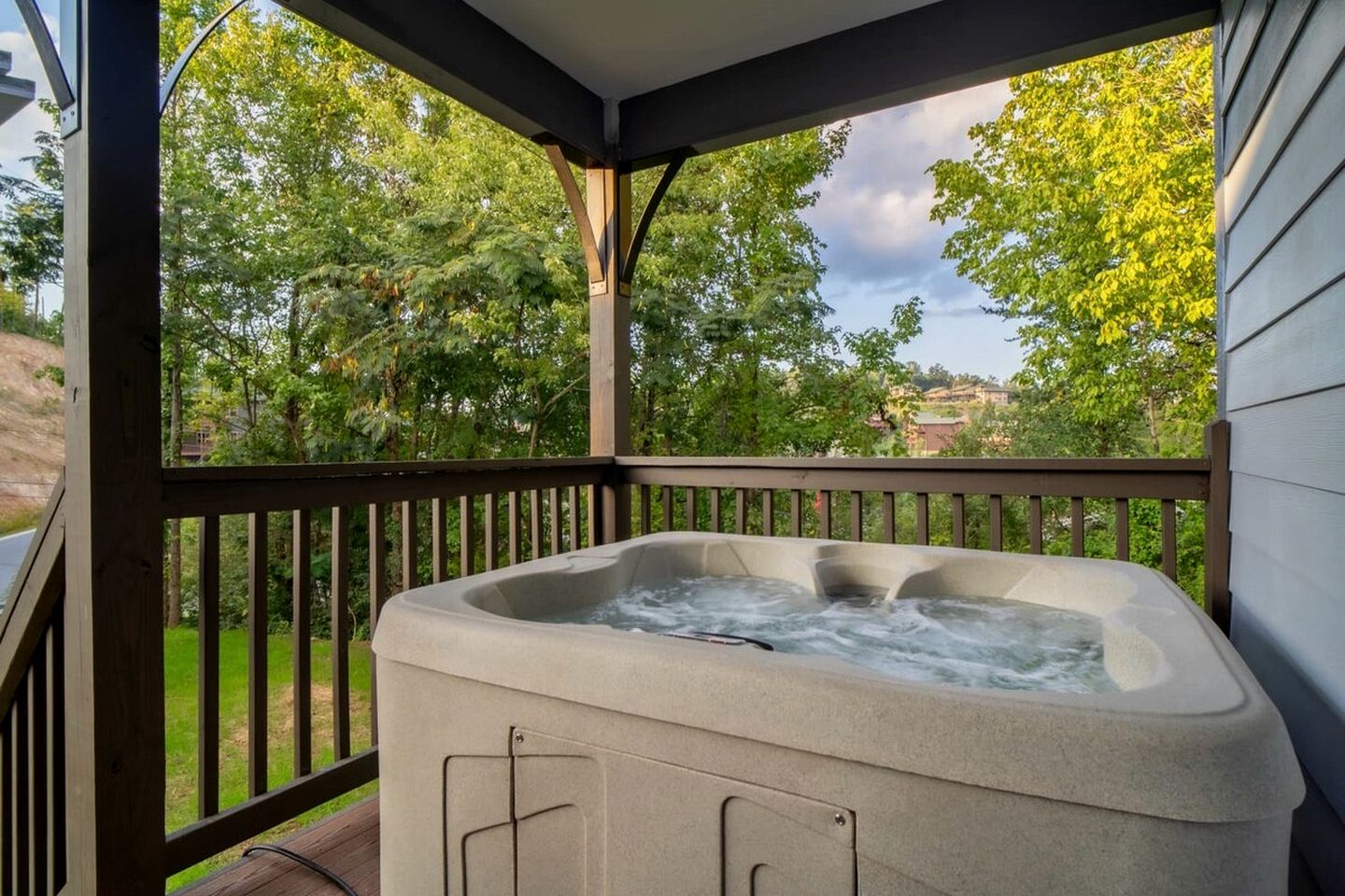 Stylish Pigeon Forge Cabin with Hot Tub & Resort Amenities near Gatlinburg Golf Course, TN