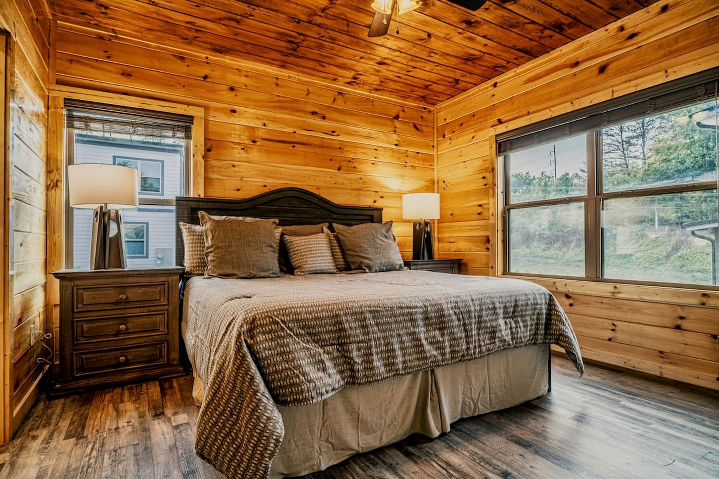 Stylish Pigeon Forge Cabin with Hot Tub & Resort Amenities near Gatlinburg Golf Course, TN