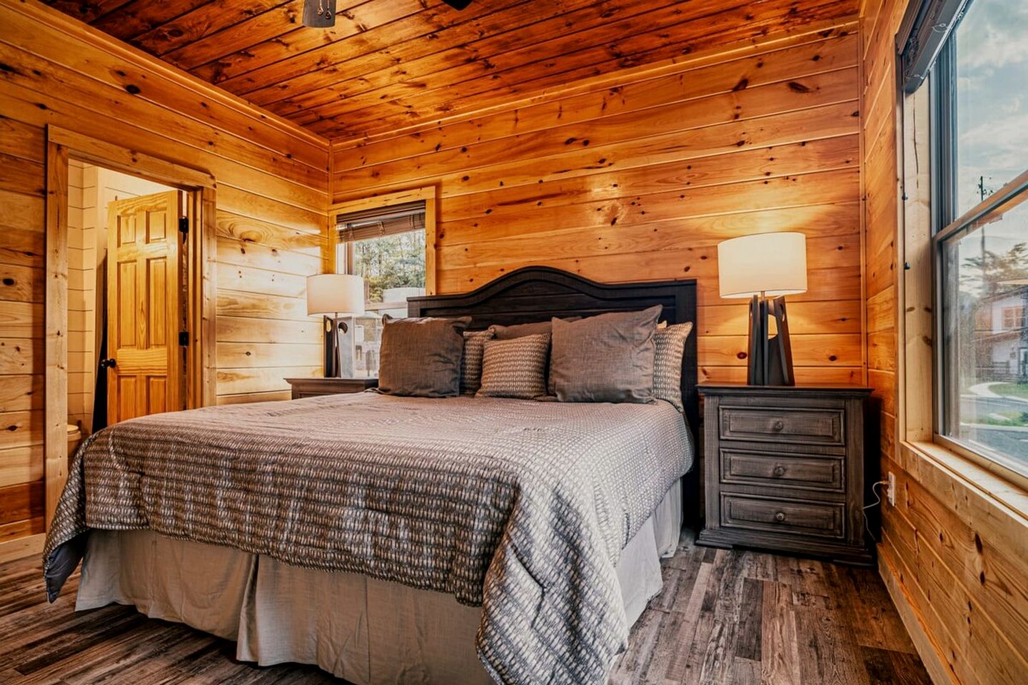 Stylish Pigeon Forge Cabin with Hot Tub & Resort Amenities near Gatlinburg Golf Course, TN