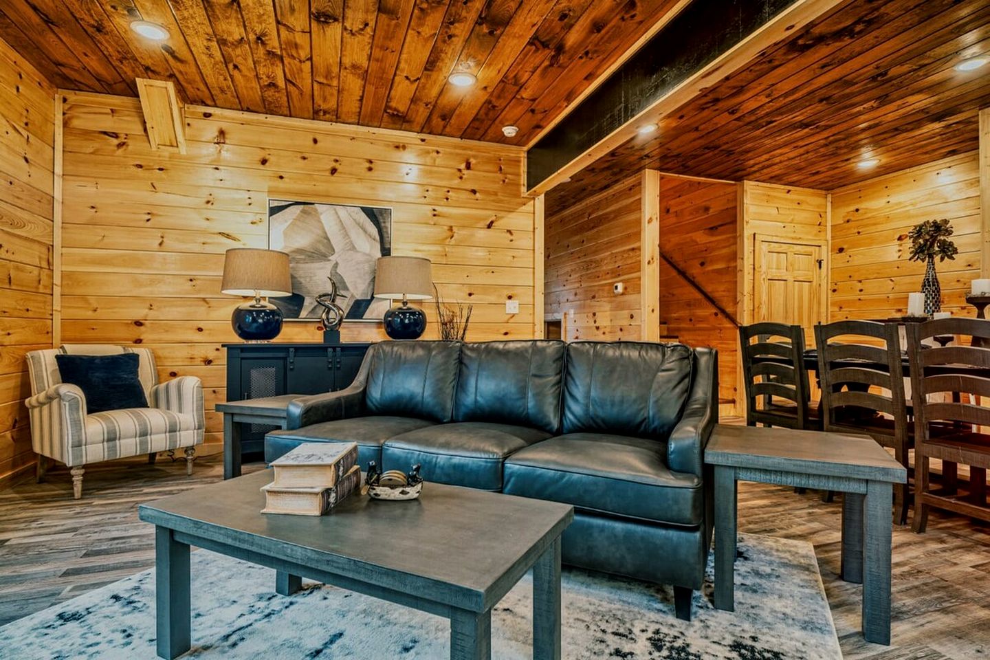 Stylish Pigeon Forge Cabin with Hot Tub & Resort Amenities near Gatlinburg Golf Course, TN