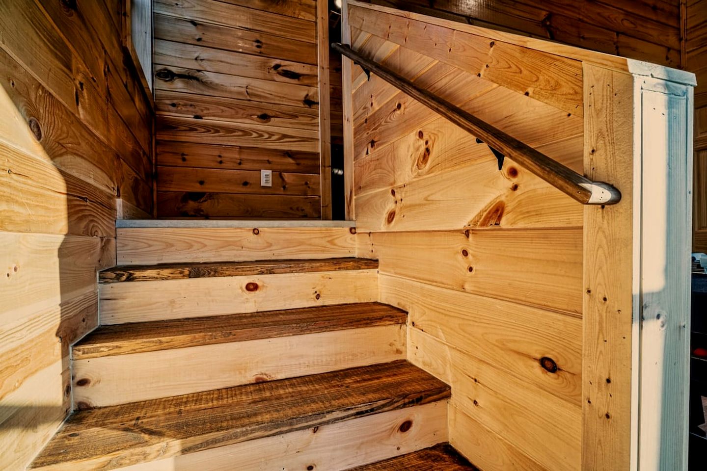 Stylish Pigeon Forge Cabin with Hot Tub & Resort Amenities near Gatlinburg Golf Course, TN