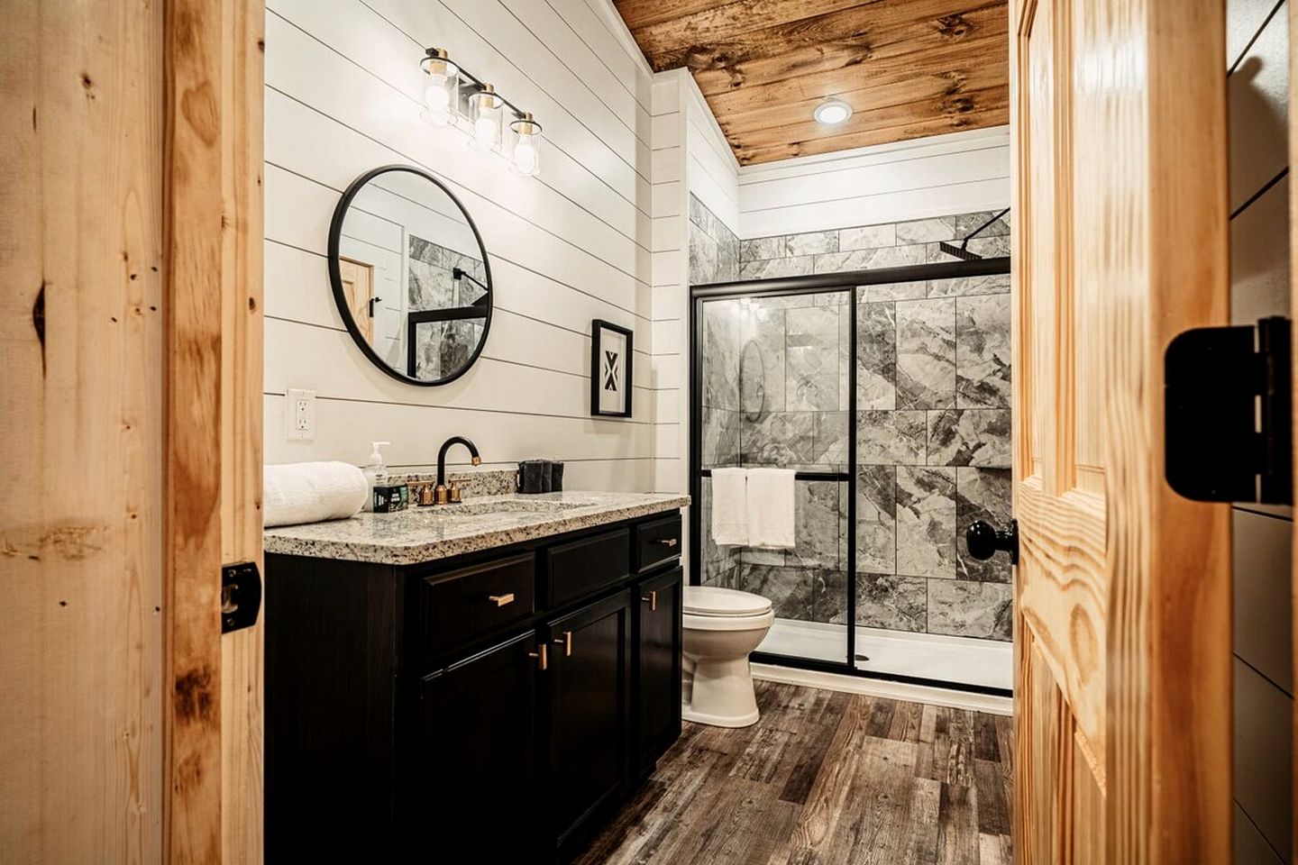 Stylish Pigeon Forge Cabin with Hot Tub & Resort Amenities near Gatlinburg Golf Course, TN